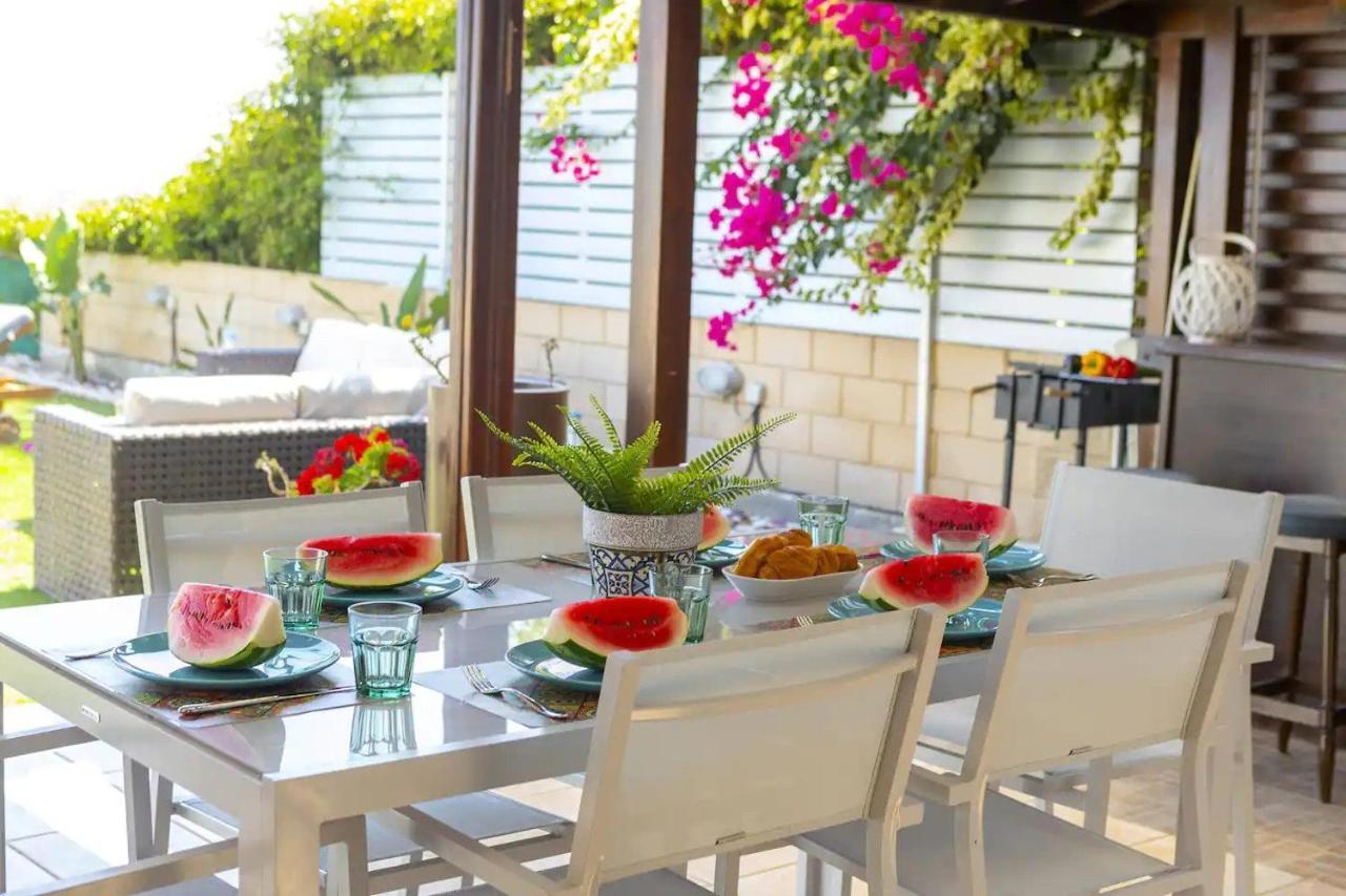 Beachfront Villa Carpe Diem Kiti Екстериор снимка