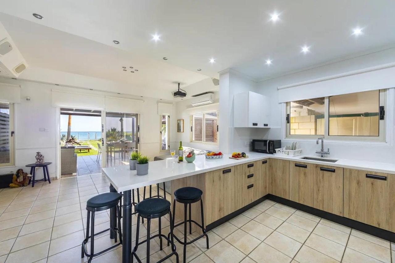 Beachfront Villa Carpe Diem Kiti Екстериор снимка