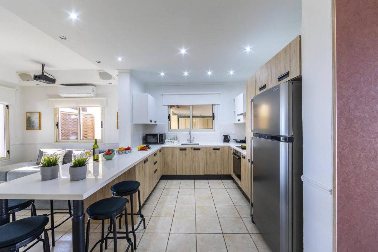 Beachfront Villa Carpe Diem Kiti Екстериор снимка