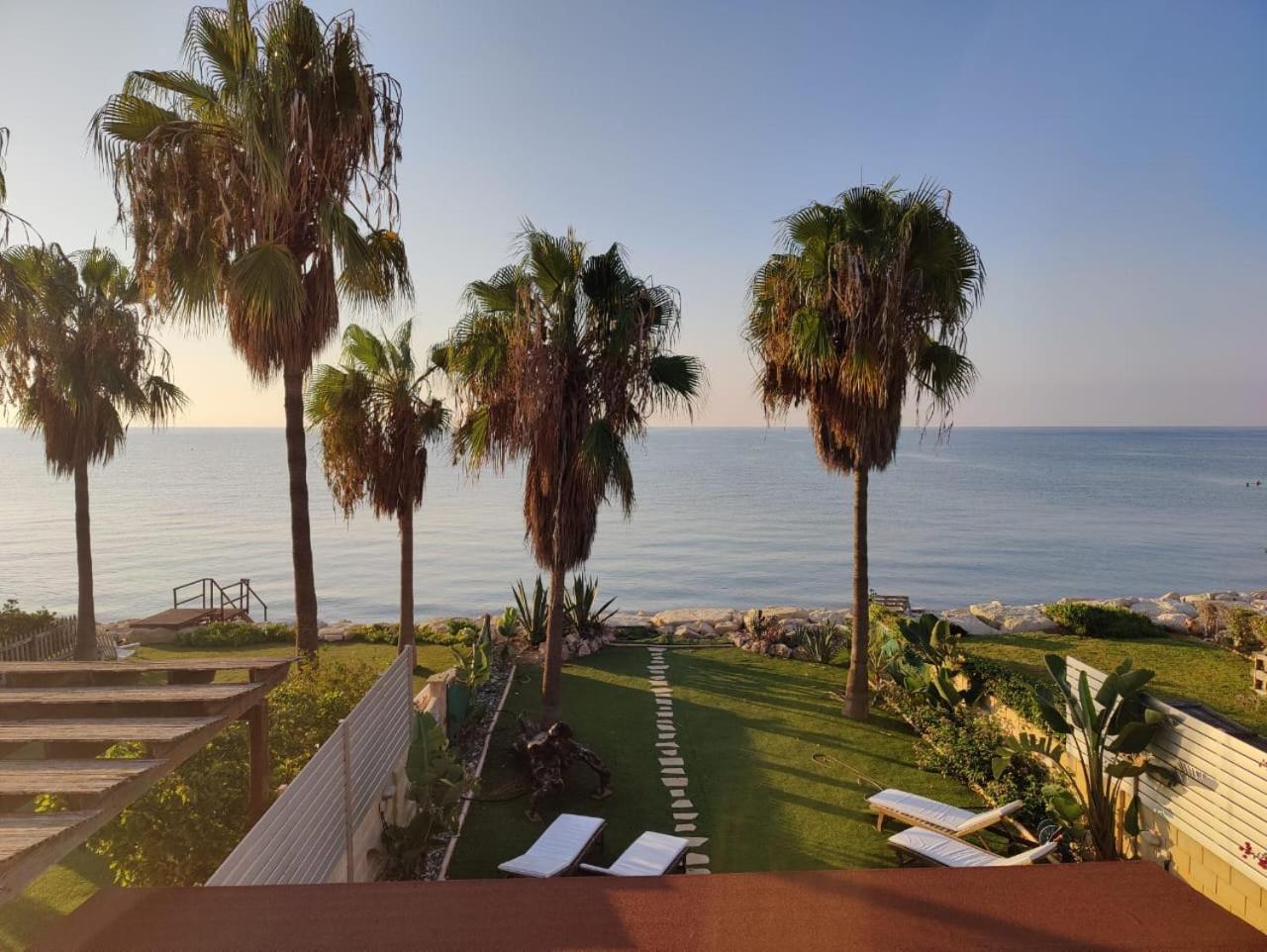 Beachfront Villa Carpe Diem Kiti Екстериор снимка