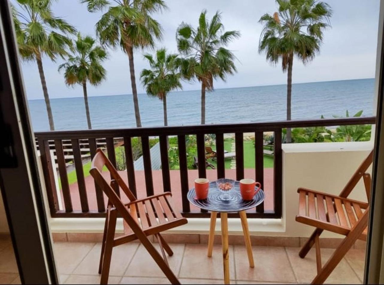 Beachfront Villa Carpe Diem Kiti Екстериор снимка