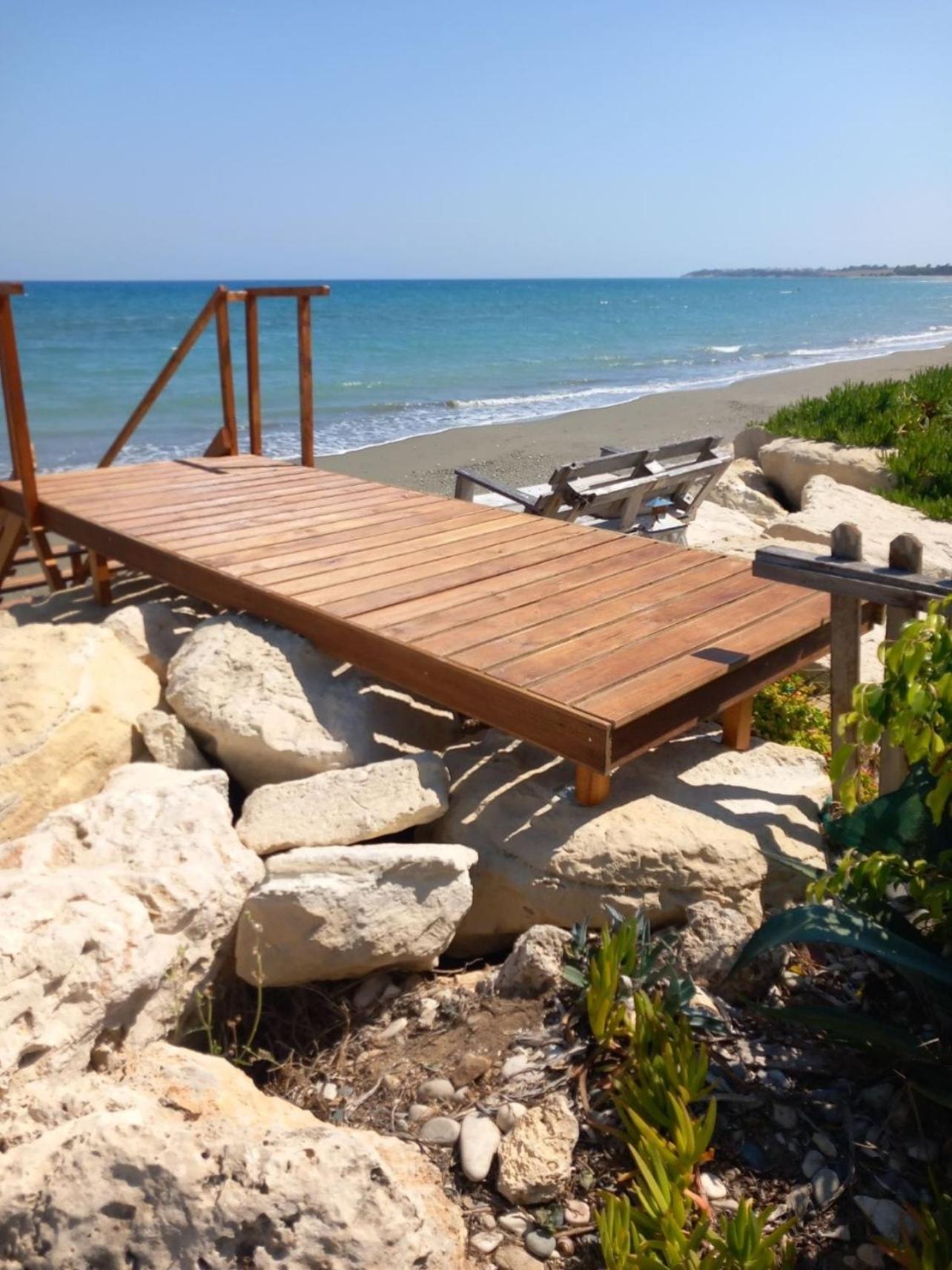 Beachfront Villa Carpe Diem Kiti Екстериор снимка